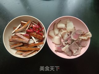 喷鼻干炒腊肉的做法步调：1