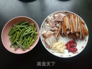 蒜苔喷鼻干炒腊肉的做法步调：1