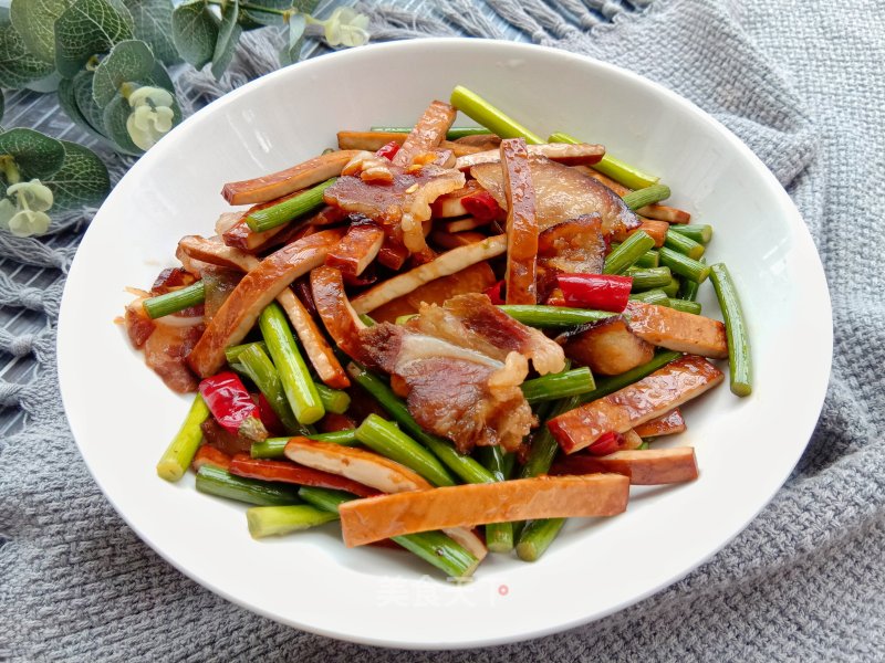 蒜苔喷鼻干炒腊肉的做法