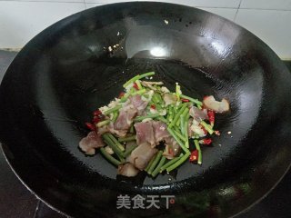 蒜苔喷鼻干炒腊肉的做法步调：5