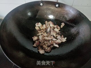 青椒喷鼻干炒腊肉的做法步调：2