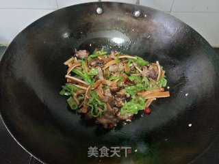 青椒喷鼻干炒腊肉的做法步调：6