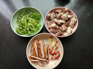 青椒喷鼻干炒腊肉的做法步调：1