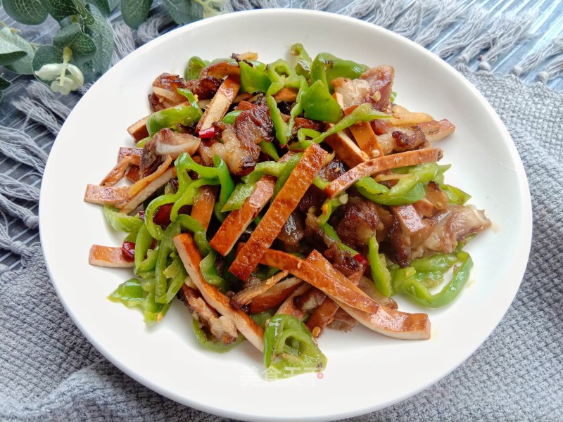 青椒喷鼻干炒腊肉的做法
