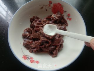酱爆猪肝的做法步调：4