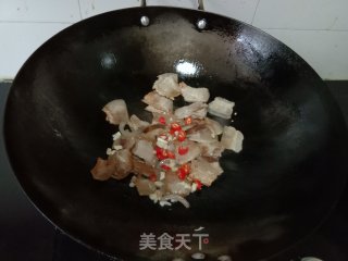 喷鼻菜炒回锅肉的做法步调：3
