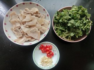 喷鼻菜炒回锅肉的做法步调：1