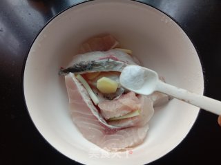 浑蒸蒜蓉青鱼块的做法步调：5