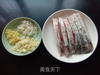 浑蒸蒜蓉青鱼块的做法步调：1