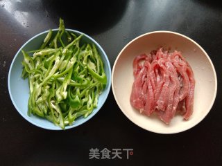 青椒牛肉丝的做法步调：1