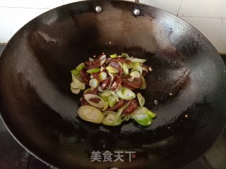 年夜葱炒麻辣腊肠的做法步调：5