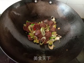 年夜葱炒麻辣腊肠的做法步调：7