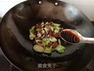 年夜葱炒麻辣腊肠的做法步调：6