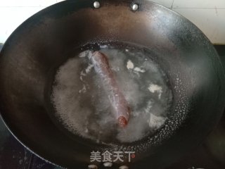 年夜葱炒麻辣腊肠的做法步调：2