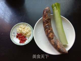 年夜葱炒麻辣腊肠的做法步调：1