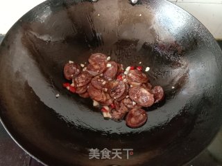 年夜葱炒麻辣腊肠的做法步调：4