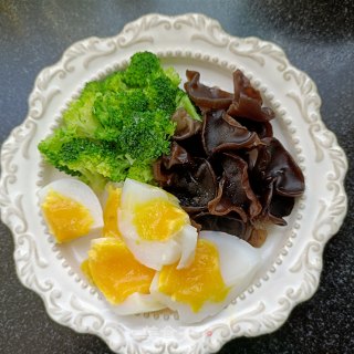 木耳西兰花拌鹅蛋的做法步调：5