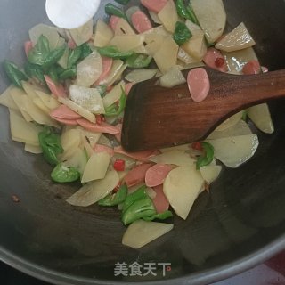 水腿肠炒土豆片的做法步调：6