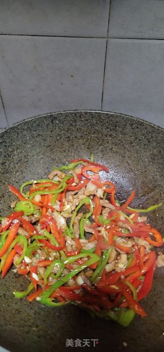 青白椒炒肉丝的做法步调：9