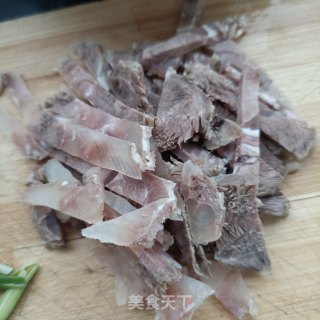 牛肉炒茭利剑的做法步调：3