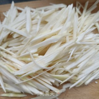 牛肉炒茭利剑的做法步调：2