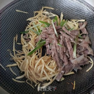 牛肉炒茭利剑的做法步调：8