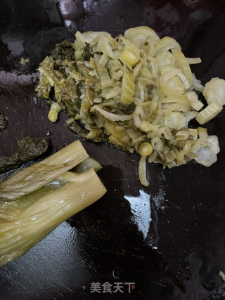 酸菜炒肉片的做法步调：3