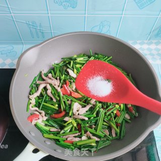 韭苔炒肉丝的做法步调：10