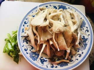 仄菇炒肉片的做法步调：1