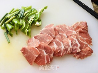 仄菇炒肉片的做法步调：2