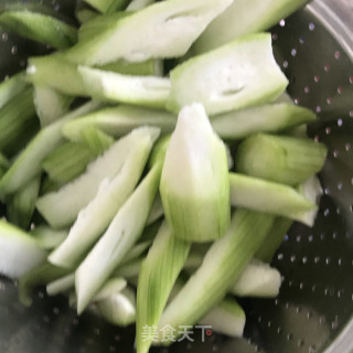 核桃油炒丝瓜的做法步调：3