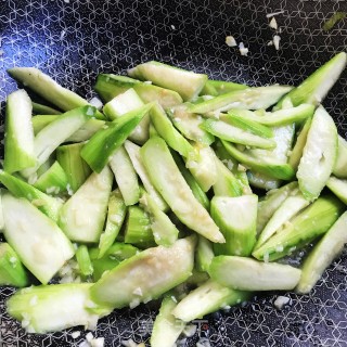 核桃油炒丝瓜的做法步调：6