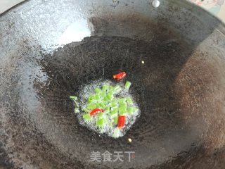 浑炒洋利剑菜的做法步调：2