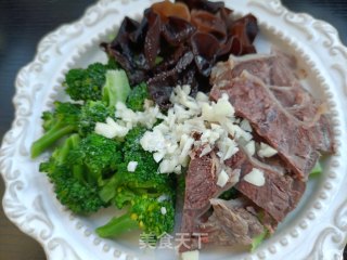 木耳西兰花拌牛肉的做法步调：8