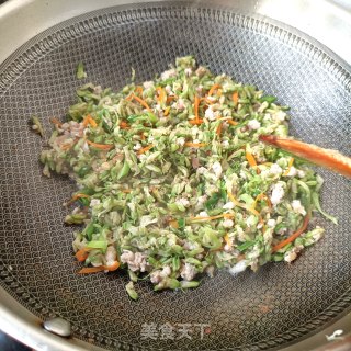 肉终炒槐花的做法步调：8