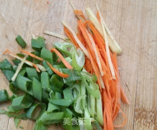 肉终炒槐花的做法步调：3