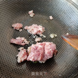 肉终炒槐花的做法步调：4