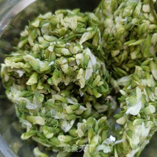 肉终炒槐花的做法步调：2