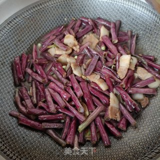 回锅肉焖白豆角的做法步调：11