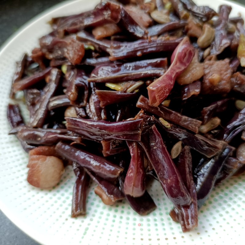 回锅肉焖白豆角的做法