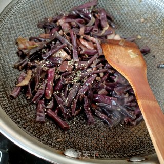 回锅肉焖白豆角的做法步调：12