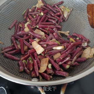 回锅肉焖白豆角的做法步调：10