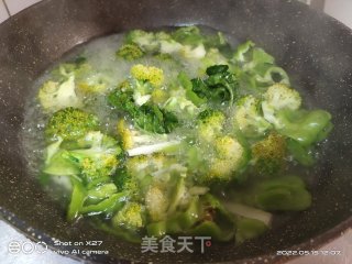 五花肉烧西蓝花的做法步调：2