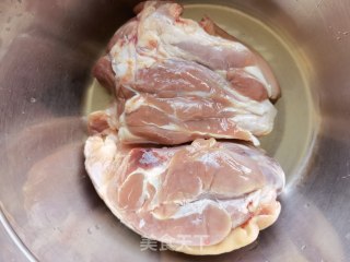卤鸡腿来骨猪前肘的做法步调：1