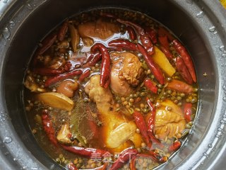 卤鸡腿来骨猪前肘的做法步调：11