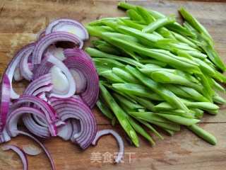 洋葱豆角炒牛肉的做法步调：2