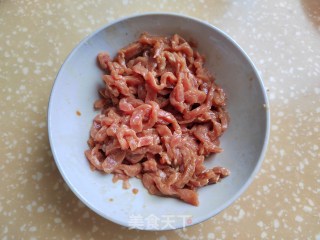 洋葱豆角炒牛肉的做法步调：1
