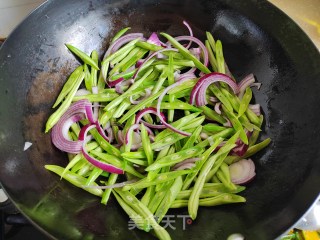 洋葱豆角炒牛肉的做法步调：4