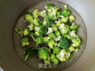 西兰花蘸十喷鼻菜蒜汁的做法步调：2