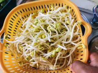 黄芽菜炒牛肉的做法步调：1
